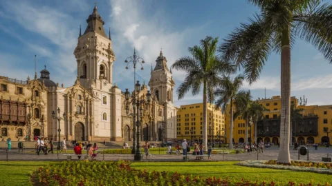 The tour continues through the Historic Centre of Lima, declared a UNESCO World Heritage Site for its immense cultural and architectural value. This area is the historical heart of the city, where cobblestone streets, plazas, and grand buildings showcase Lima’s colonial past. Here you will encounter landmarks such as the Cathedral of Lima, the Plaza Mayor, the Government Palace, and the Municipal Palace of Lima.As part of the experience, we visit a picturesque handicraft store, giving travelers the opportunity to appreciate local craftsmanship. During this stop, you will also enjoy a tasting of Peru’s most iconic drink, the traditional Pisco Sour. To learn more about Peru’s heritage, UNESCO offers additional information at https://www.unesco.org.
