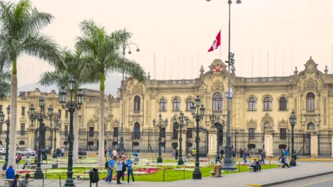The tour continues through the Historic Centre of Lima, declared a UNESCO World Heritage Site for its immense cultural and architectural value. This area is the historical heart of the city, where cobblestone streets, plazas, and grand buildings showcase Lima’s colonial past. Here you will encounter landmarks such as the Cathedral of Lima, the Plaza Mayor, the Government Palace, and the Municipal Palace of Lima.As part of the experience, we visit a picturesque handicraft store, giving travelers the opportunity to appreciate local craftsmanship. During this stop, you will also enjoy a tasting of Peru’s most iconic drink, the traditional Pisco Sour. To learn more about Peru’s heritage, UNESCO offers additional information at https://www.unesco.org.
